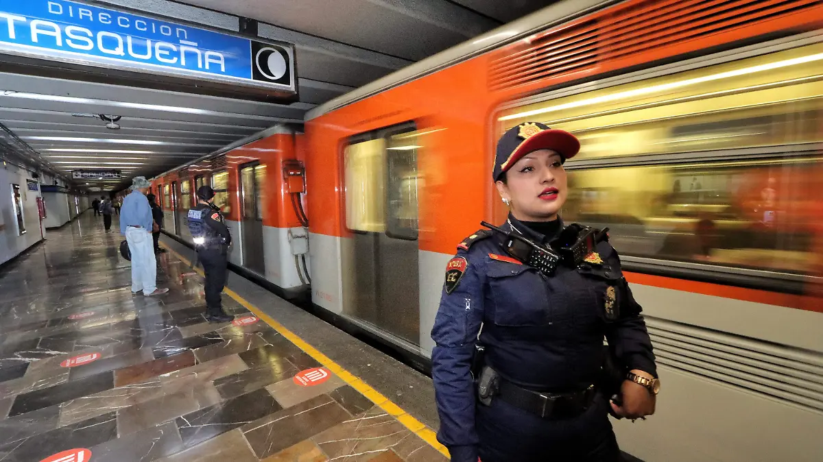 mujer policia metro DEOLARTE-1